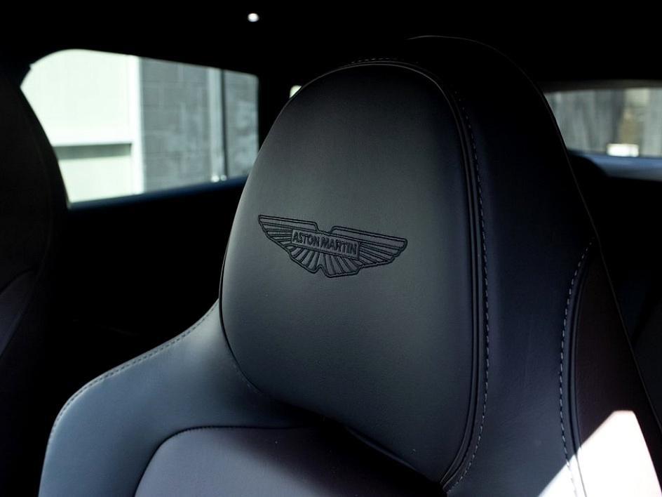 2025 Aston Martin DBX