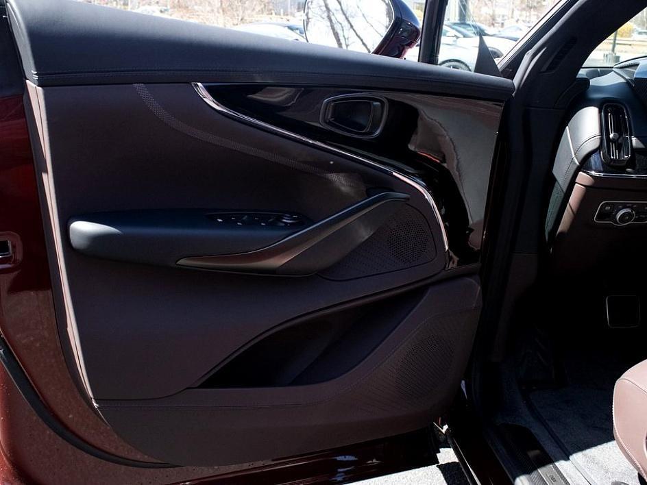 2025 Aston Martin DBX