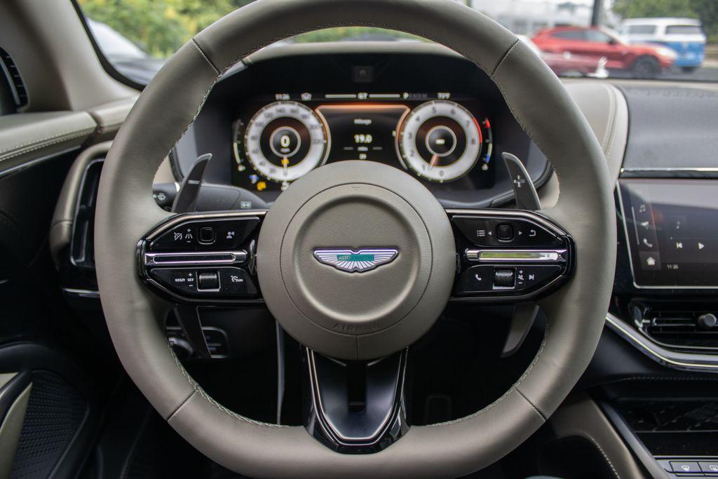 2025 Aston Martin DBX