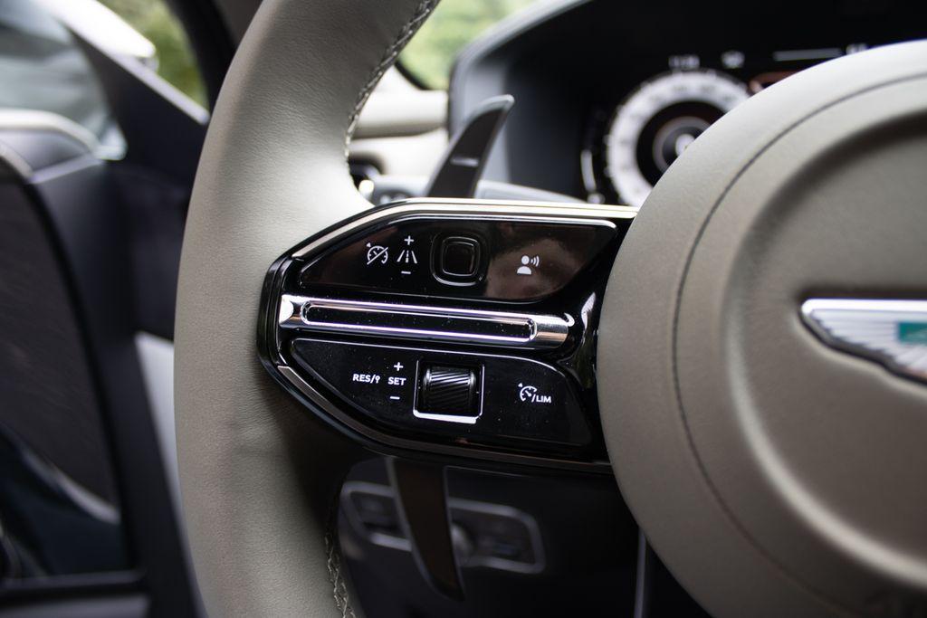 2025 Aston Martin DBX