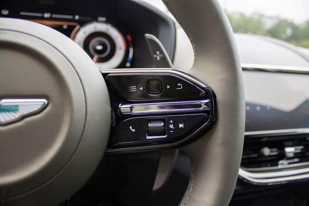 2025 Aston Martin DBX