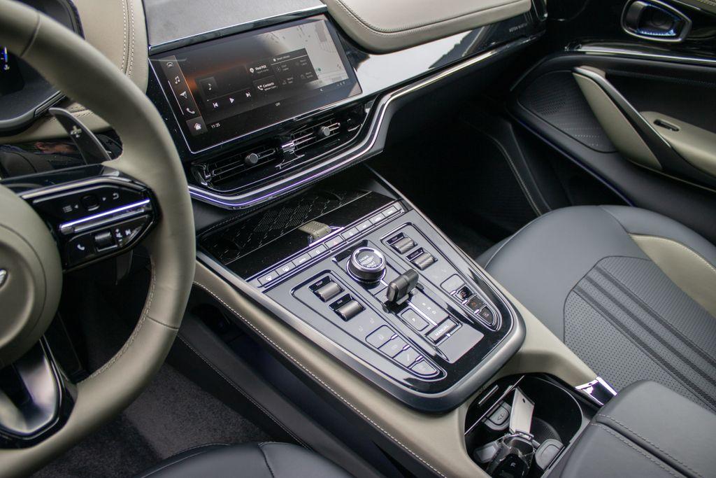 2025 Aston Martin DBX