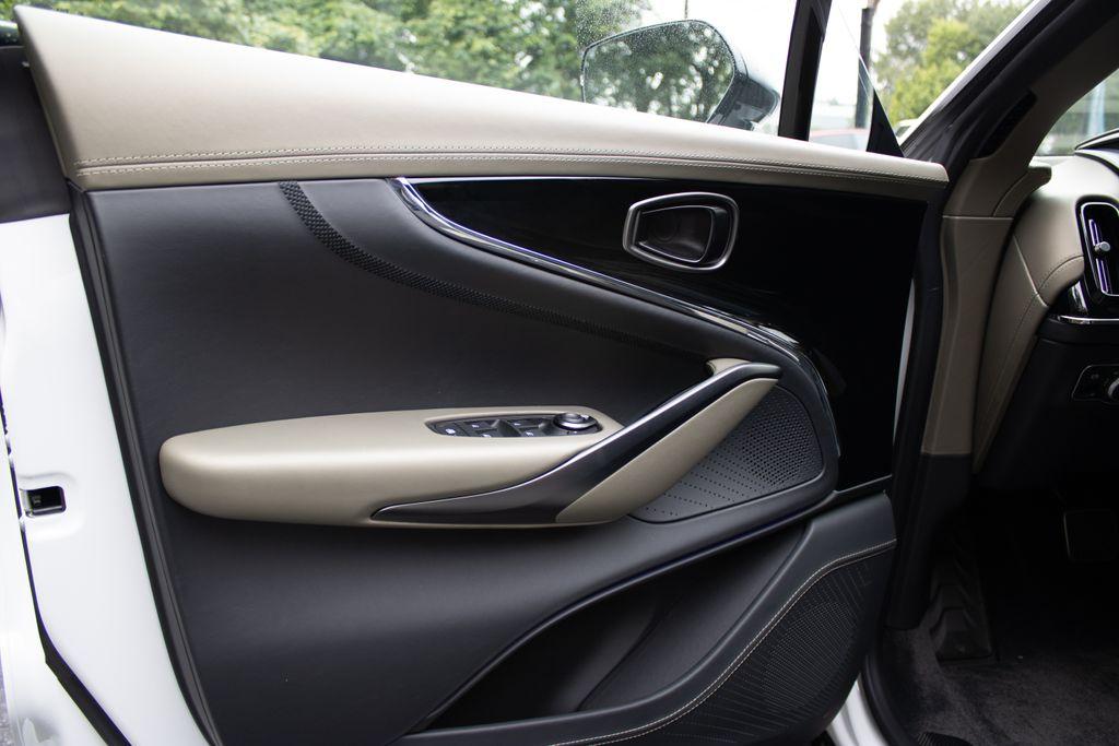 2025 Aston Martin DBX