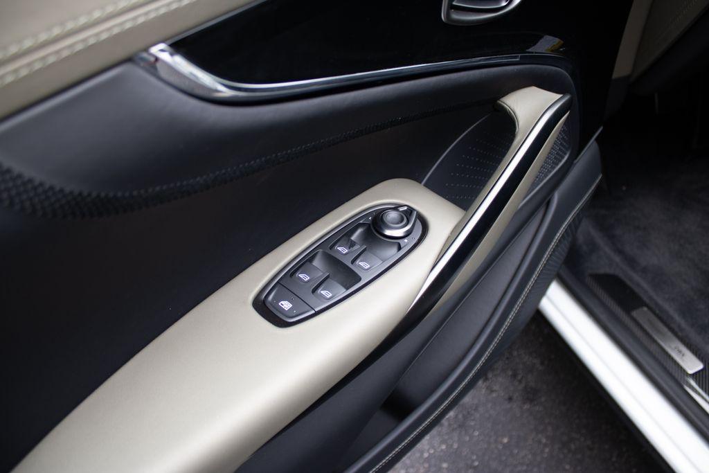 2025 Aston Martin DBX