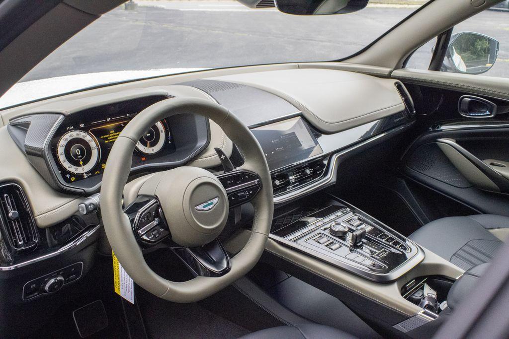 2025 Aston Martin DBX