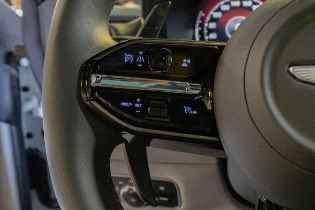 2025 Aston Martin DBX