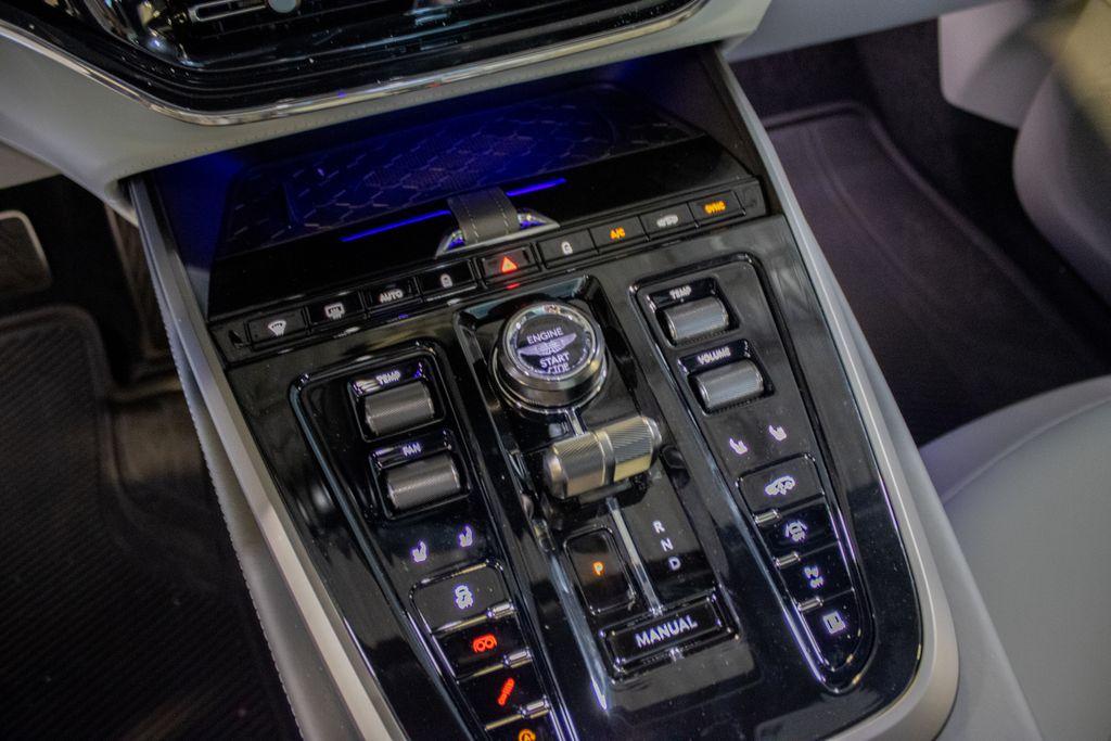 2025 Aston Martin DBX