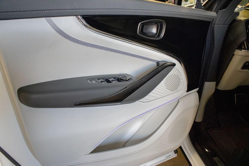 2025 Aston Martin DBX