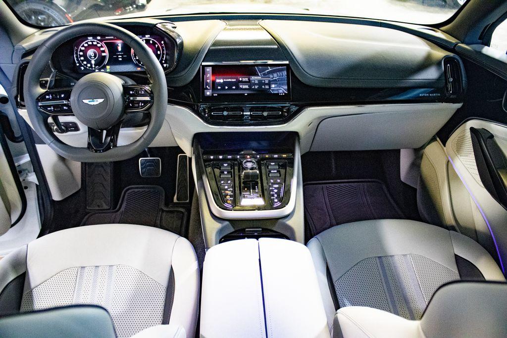 2025 Aston Martin DBX