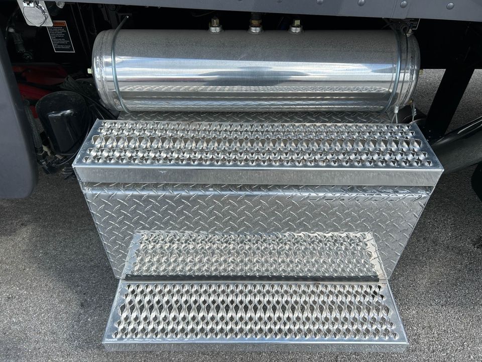 2023 Peterbilt 389 Conventional