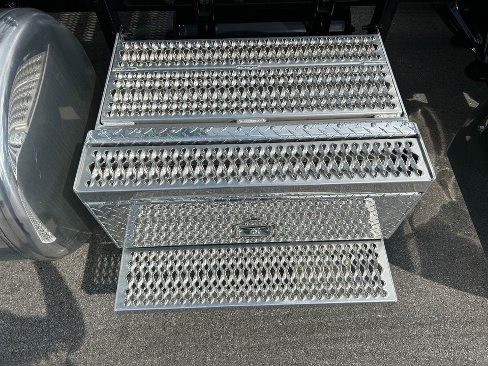 2023 Peterbilt 389 Conventional