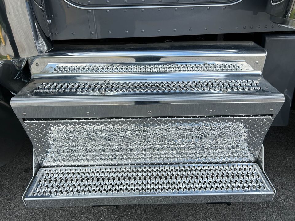 2023 Peterbilt 389 Conventional