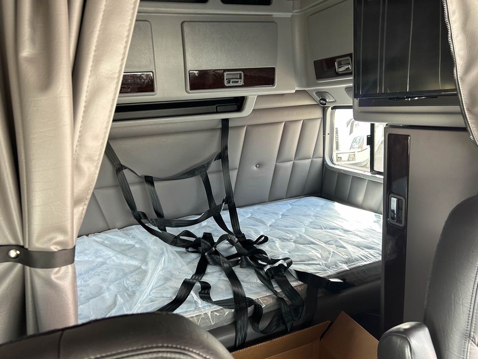 2023 Peterbilt 389 Conventional