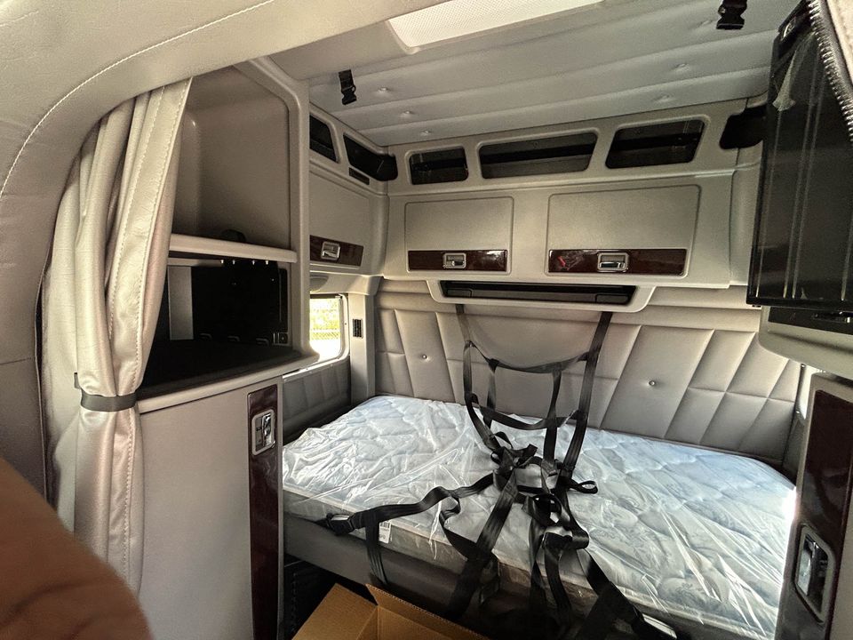2023 Peterbilt 389 Conventional