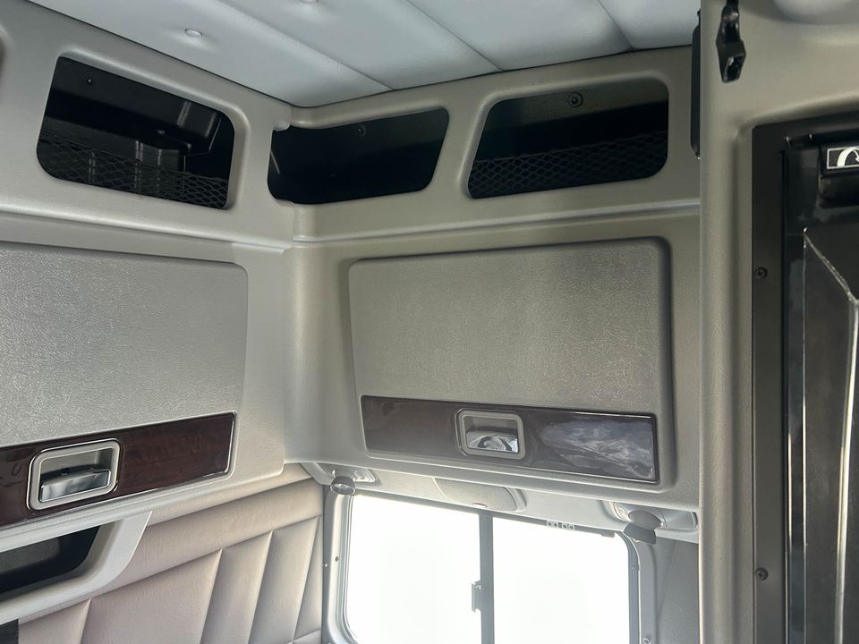2023 Peterbilt 389 Conventional