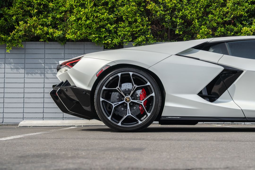 2024 Lamborghini Revuelto