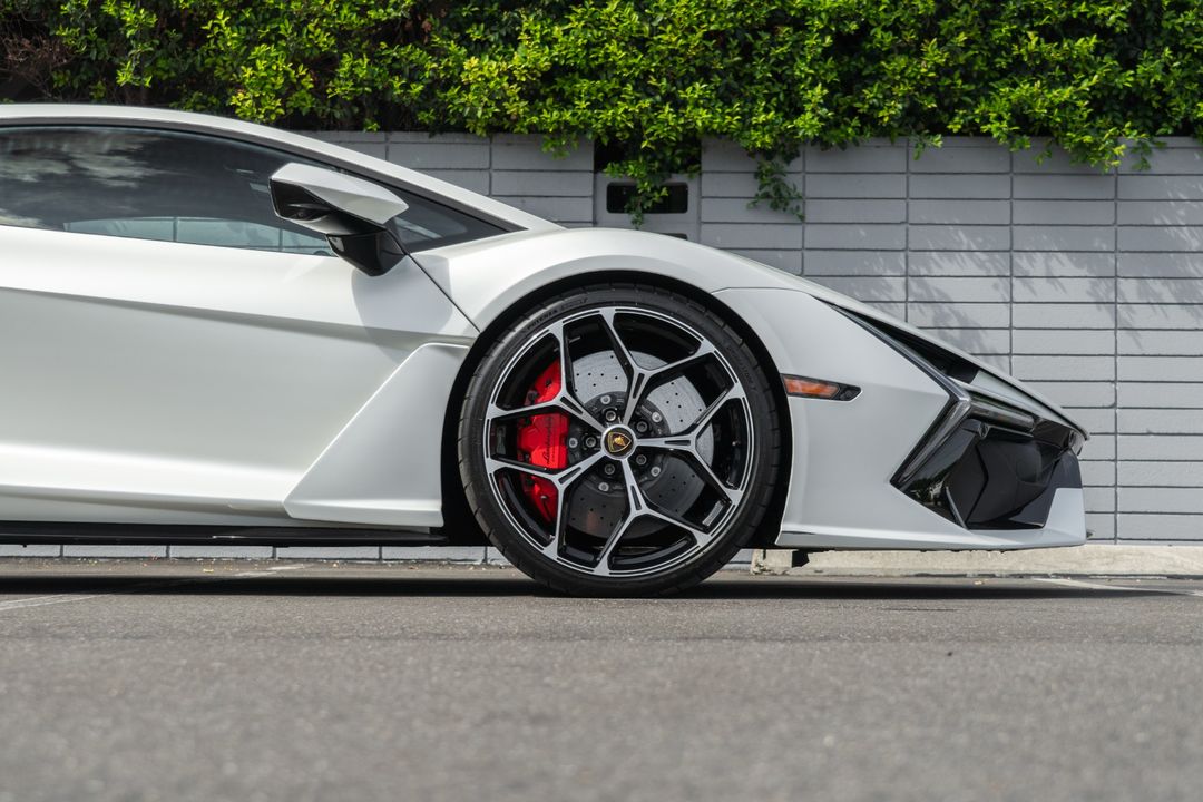 2024 Lamborghini Revuelto