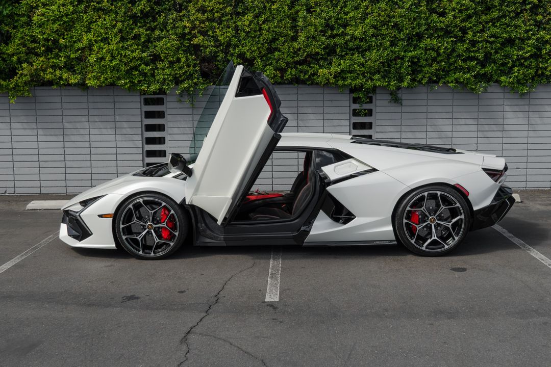 2024 Lamborghini Revuelto