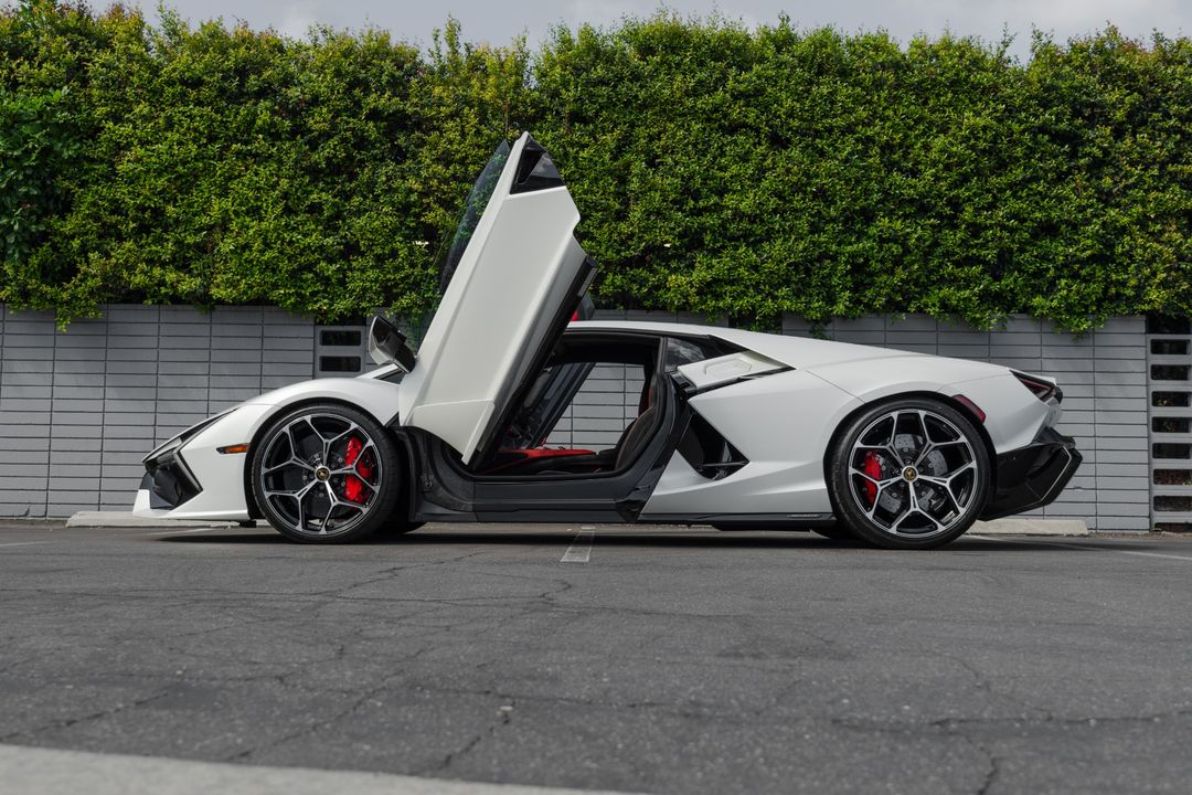 2024 Lamborghini Revuelto
