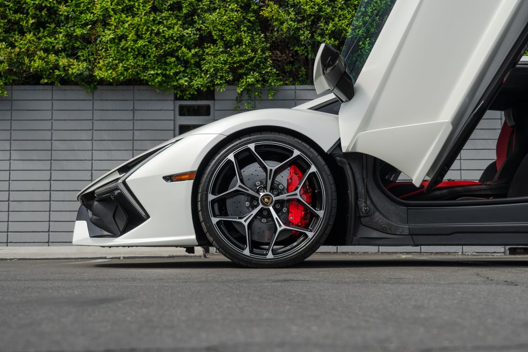 2024 Lamborghini Revuelto