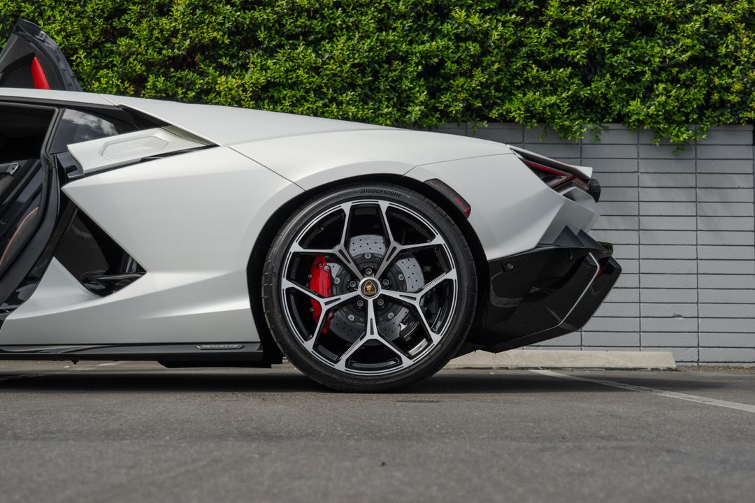 2024 Lamborghini Revuelto