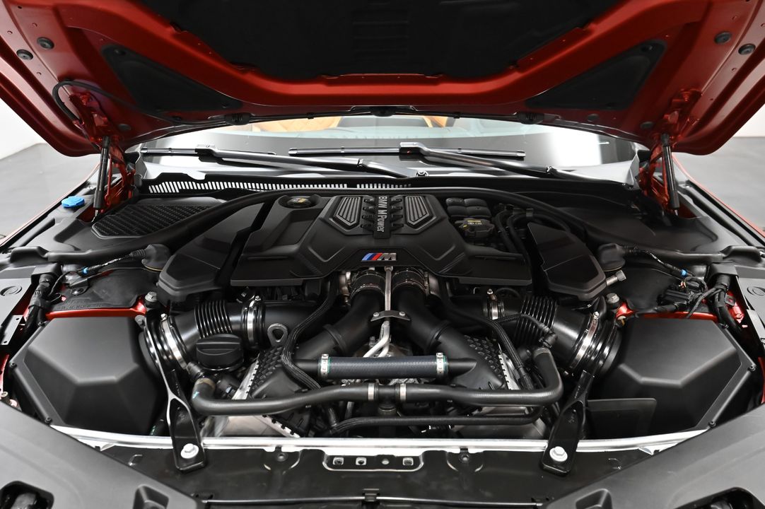 2022 BMW M8
