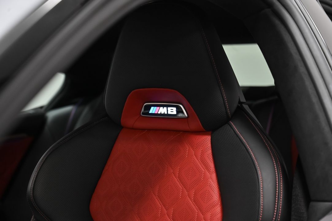 2023 BMW M8
