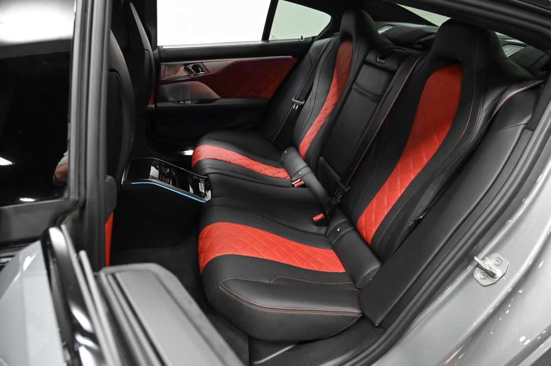 2023 BMW M8