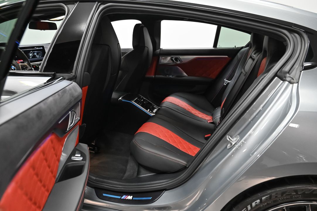 2023 BMW M8
