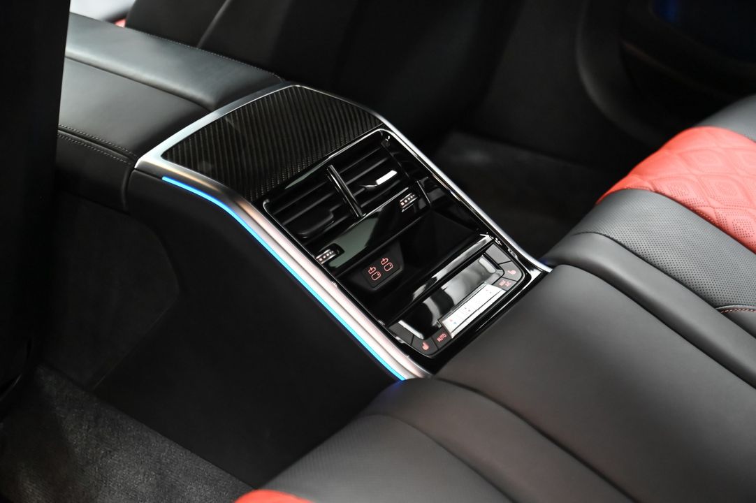 2023 BMW M8