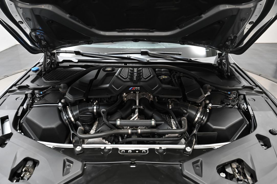 2023 BMW M8
