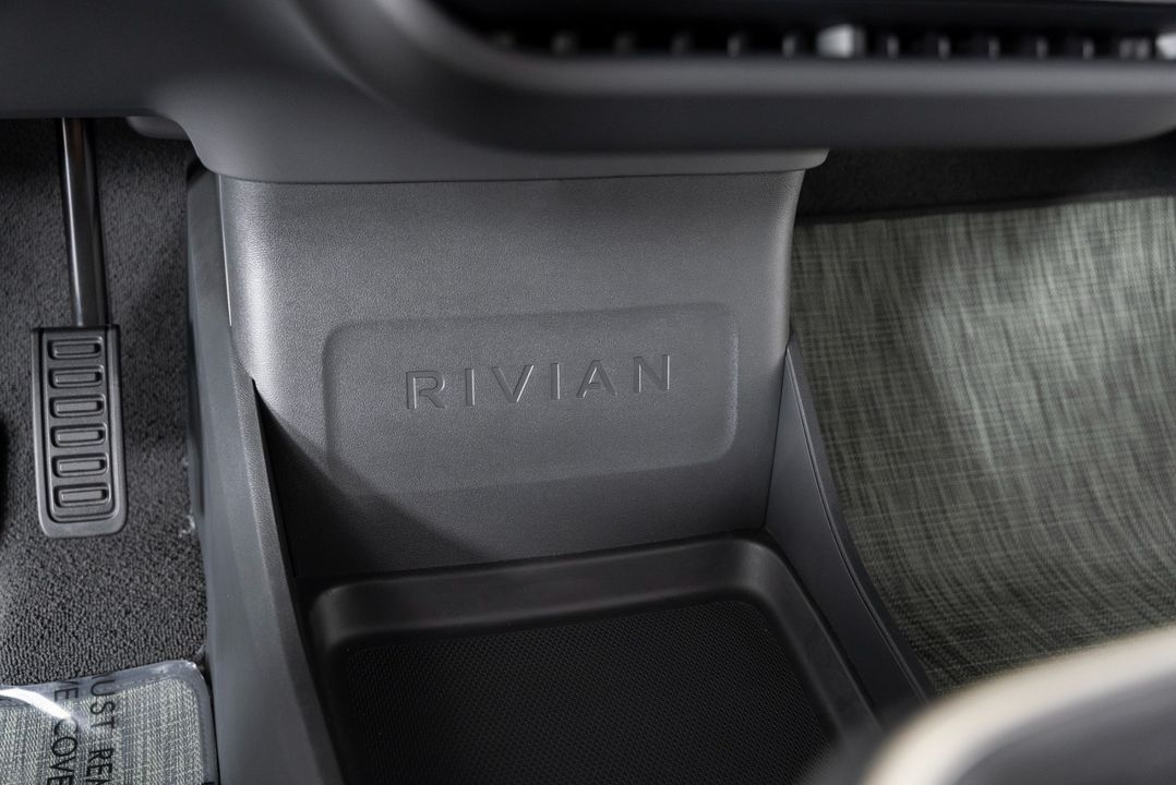 2026 Rivian R1S