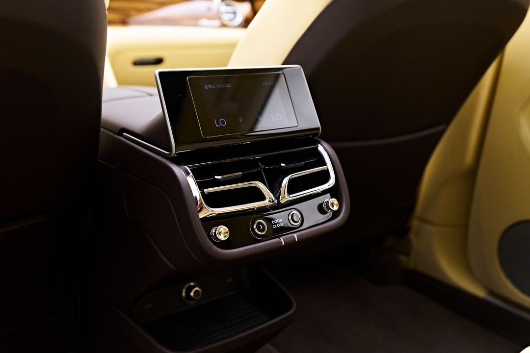 2023 Bentley Bentayga EWB