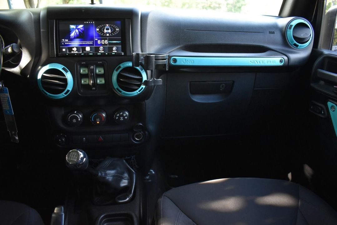 2015 Jeep Wrangler Unlimited Sport w/Engine: 3.6L V6 24V VVT and Transmission: 6-Spee