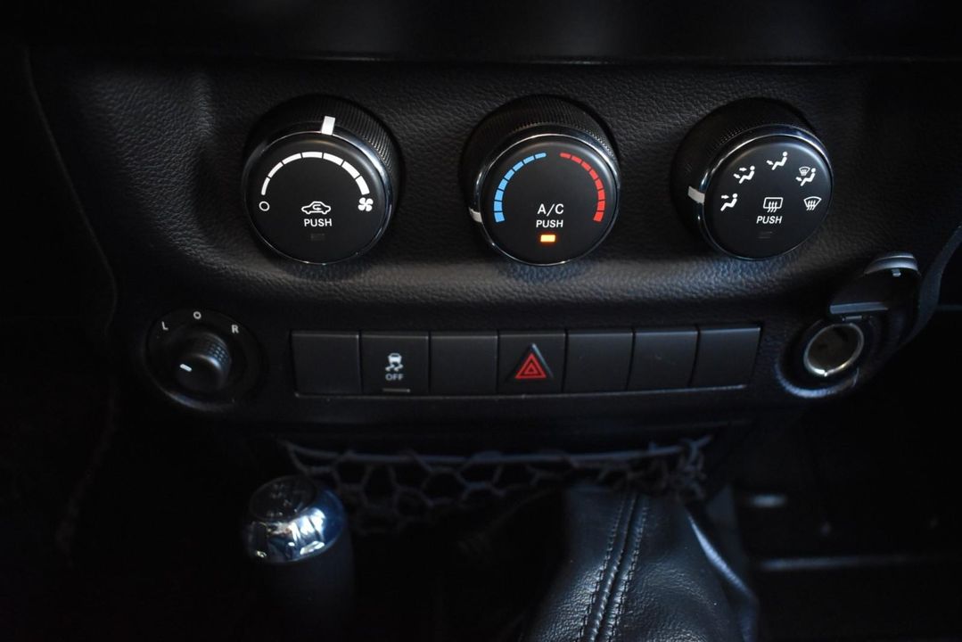 2015 Jeep Wrangler Unlimited Sport w/Engine: 3.6L V6 24V VVT and Transmission: 6-Spee