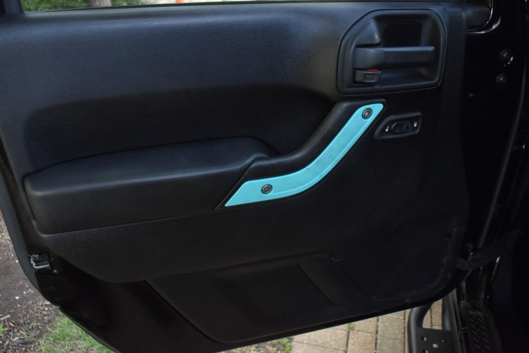2015 Jeep Wrangler Unlimited Sport w/Engine: 3.6L V6 24V VVT and Transmission: 6-Spee