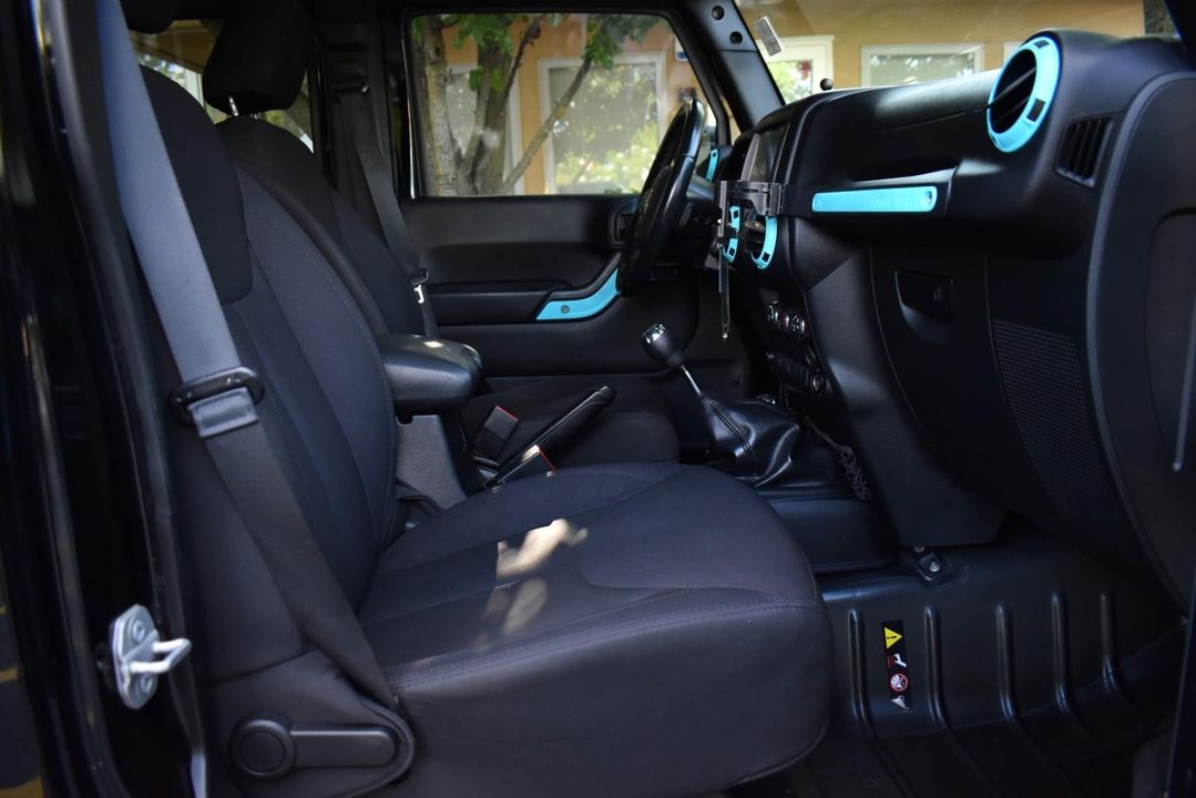 2015 Jeep Wrangler Unlimited Sport w/Engine: 3.6L V6 24V VVT and Transmission: 6-Spee