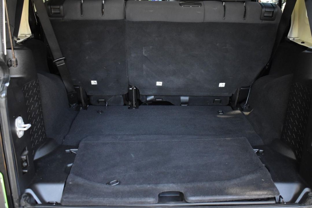 2015 Jeep Wrangler Unlimited Sport w/Engine: 3.6L V6 24V VVT and Transmission: 6-Spee