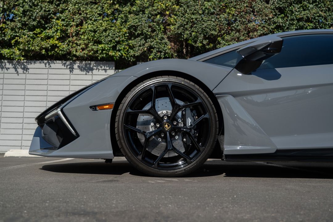 2024 Lamborghini Revuelto