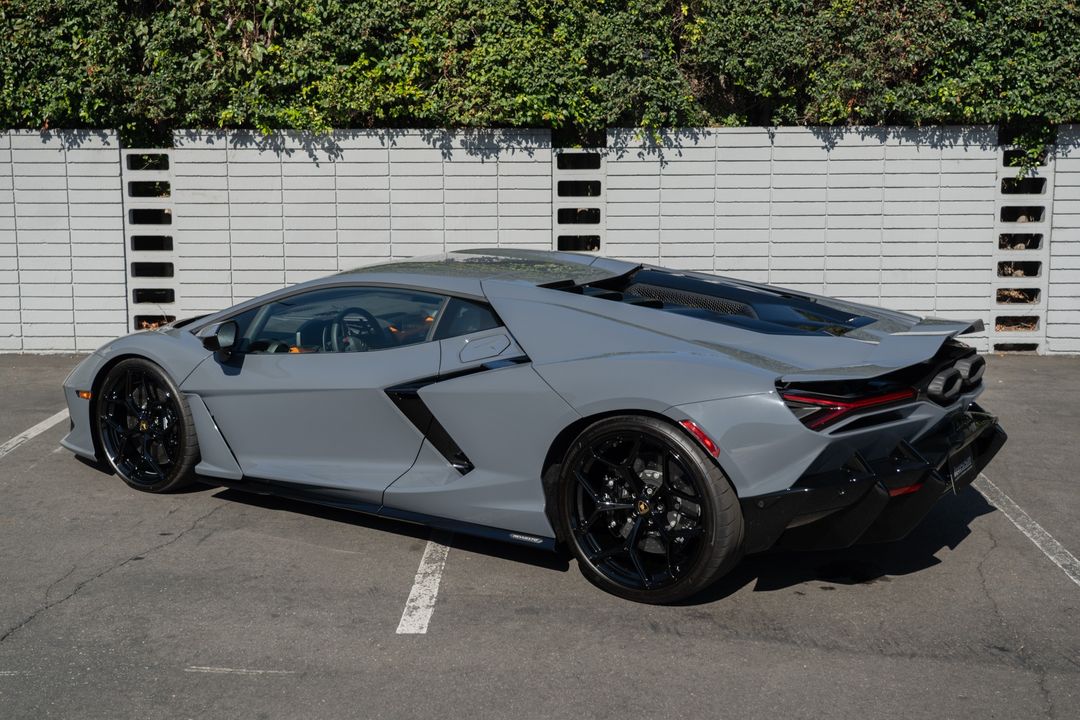 2024 Lamborghini Revuelto