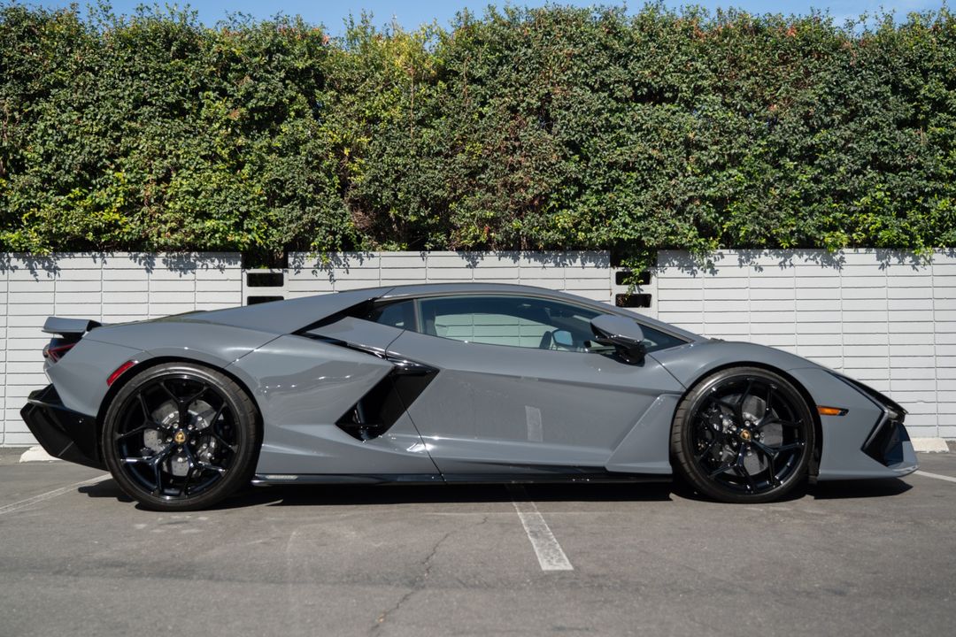 2024 Lamborghini Revuelto