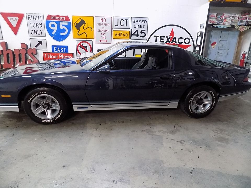 1982 CHEVROLET CAMARO Z 28 4 SPEED MANUAL TRANS