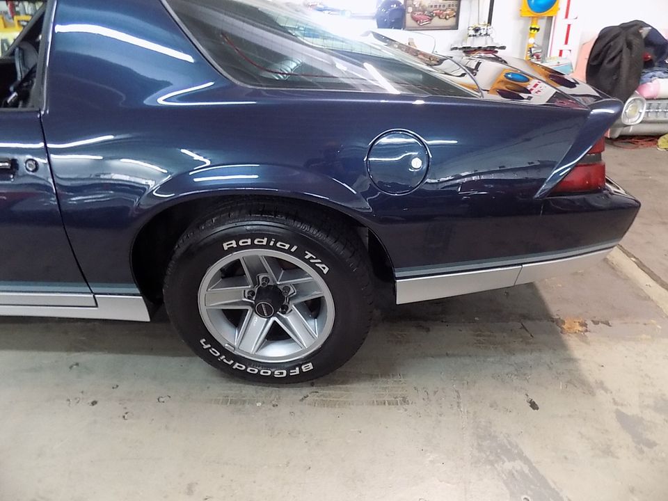 1982 CHEVROLET CAMARO Z 28 4 SPEED MANUAL TRANS