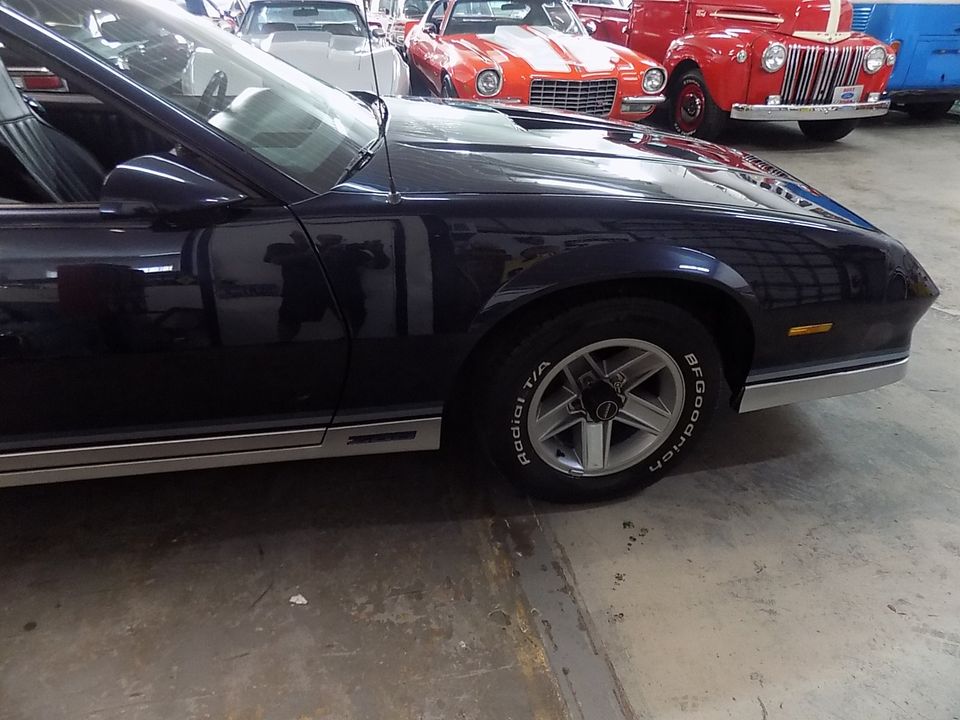 1982 CHEVROLET CAMARO Z 28 4 SPEED MANUAL TRANS