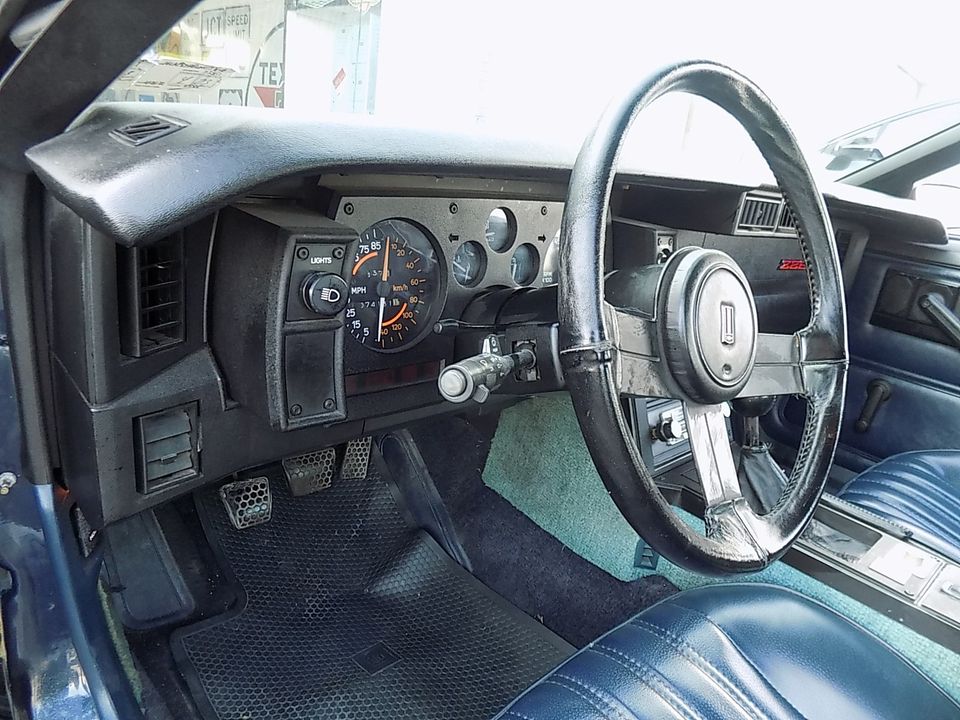 1982 CHEVROLET CAMARO Z 28 4 SPEED MANUAL TRANS