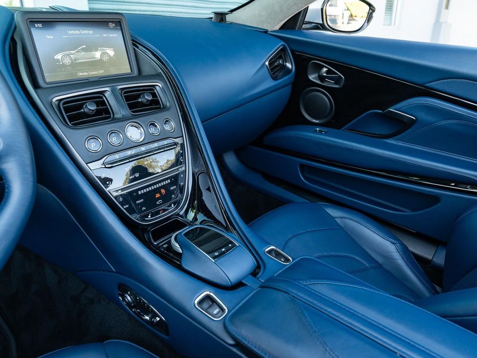 2020 Aston Martin DBS