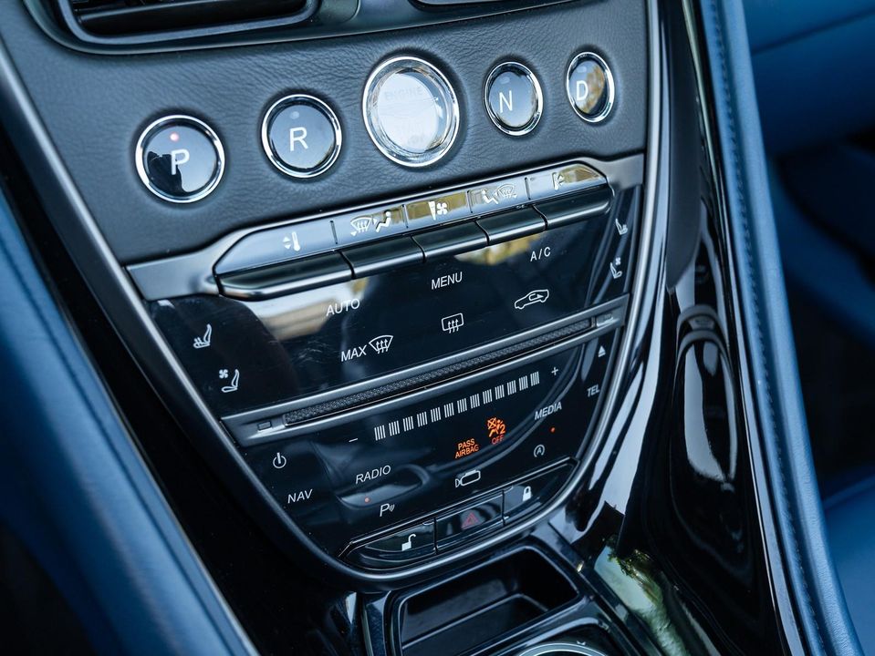 2020 Aston Martin DBS