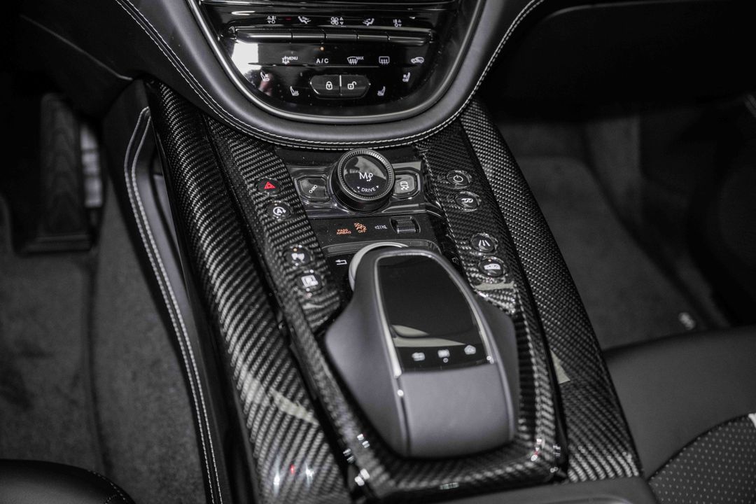 2024 Aston Martin DBX