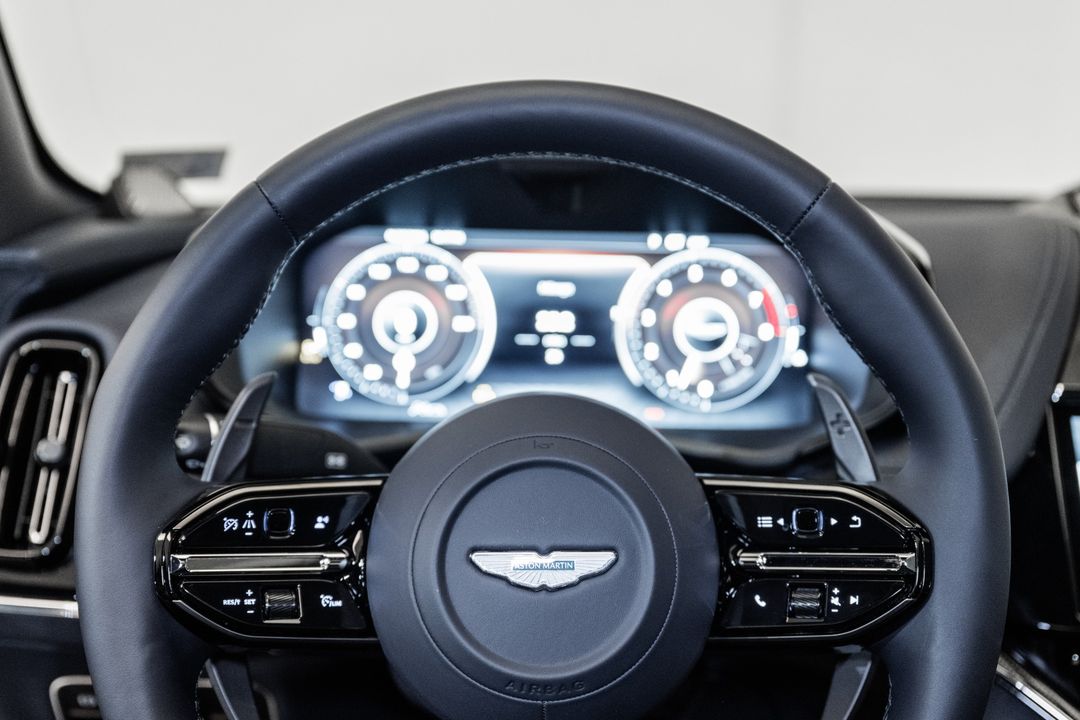 2025 Aston Martin DBX
