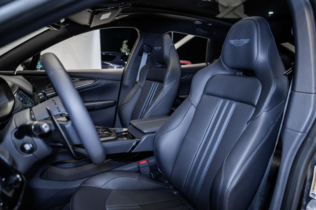 2025 Aston Martin DBX